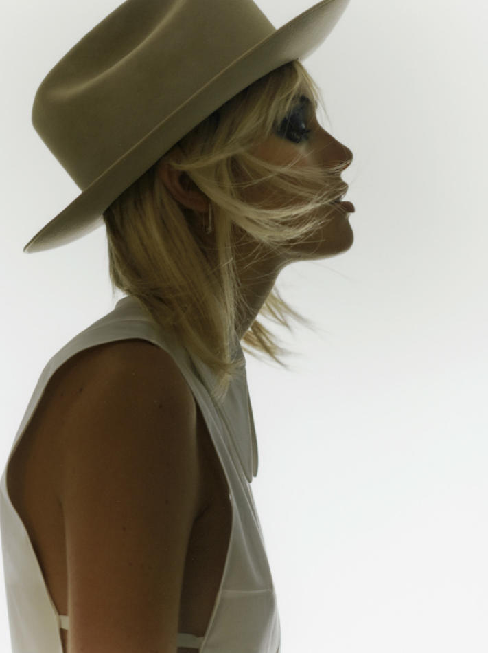 Chiara Hovland - fashion model portfolio photo 6