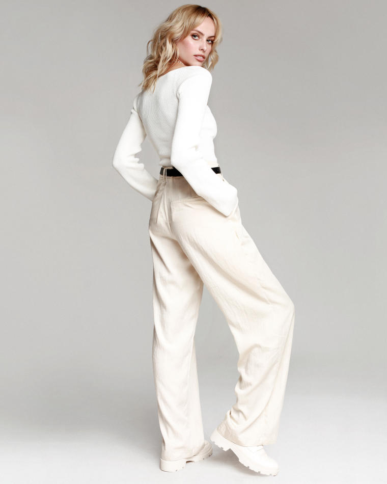 Chiara Hovland - fashion model portfolio photo 4