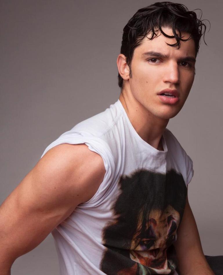 Matheus Mesquita - fashion model portfolio photo 11