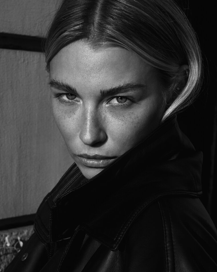 Elena Dizdar - fashion model portfolio photo 1