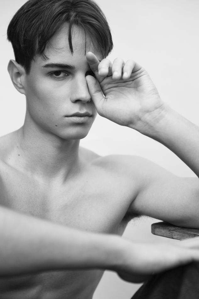 Uri Carbonell - fashion model portfolio photo 1