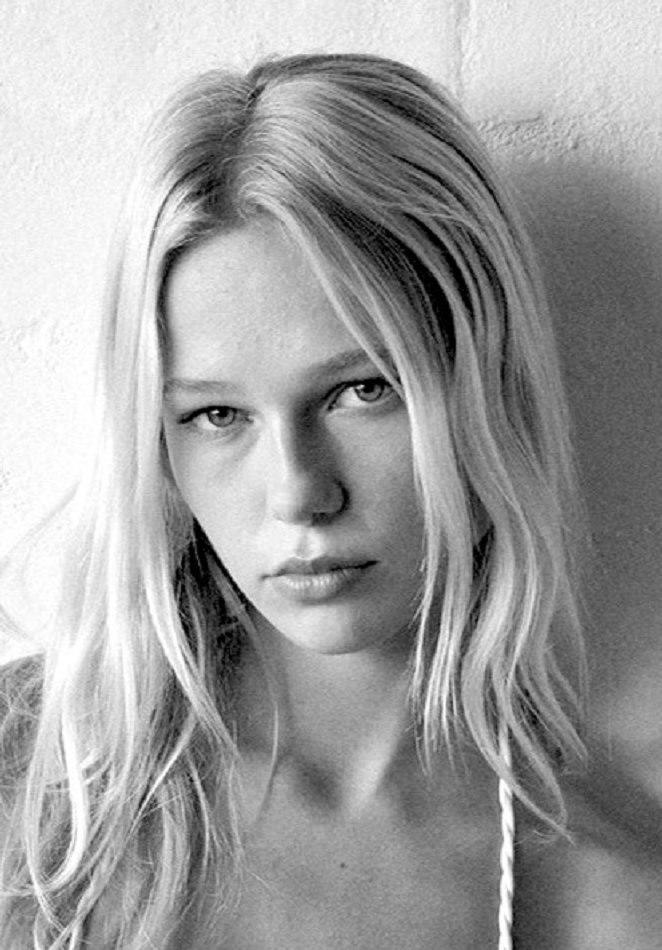 Mimi MacDonald - fashion model portfolio photo 11