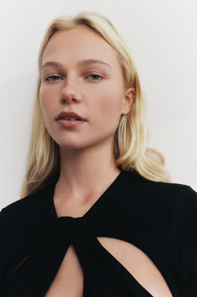 Mimi MacDonald - fashion model portfolio photo 15