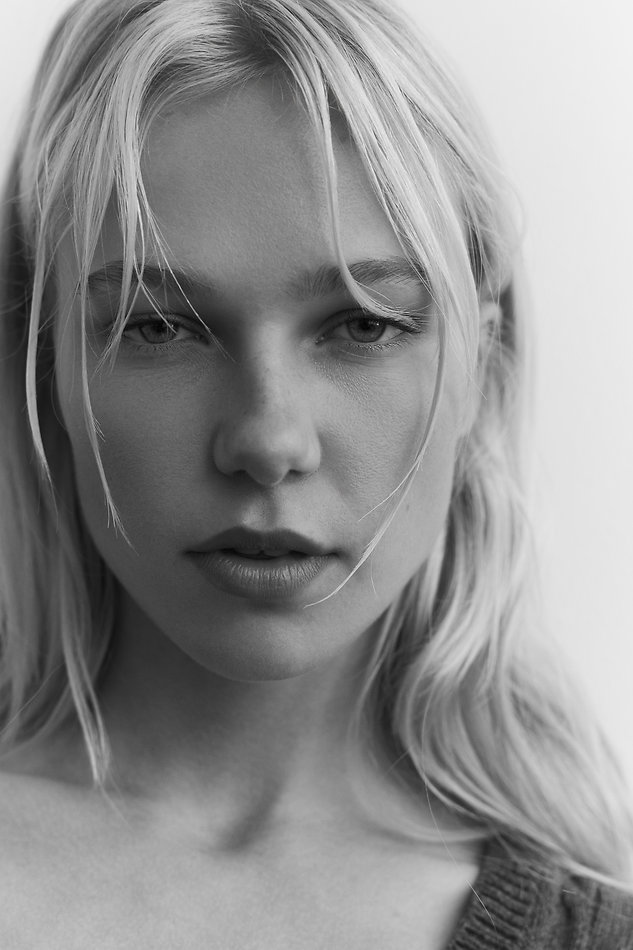 Mimi MacDonald - fashion model portfolio photo 1