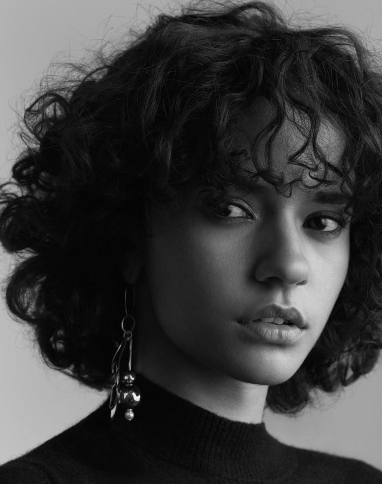 Fernanda Oliveira - fashion model portfolio photo 1
