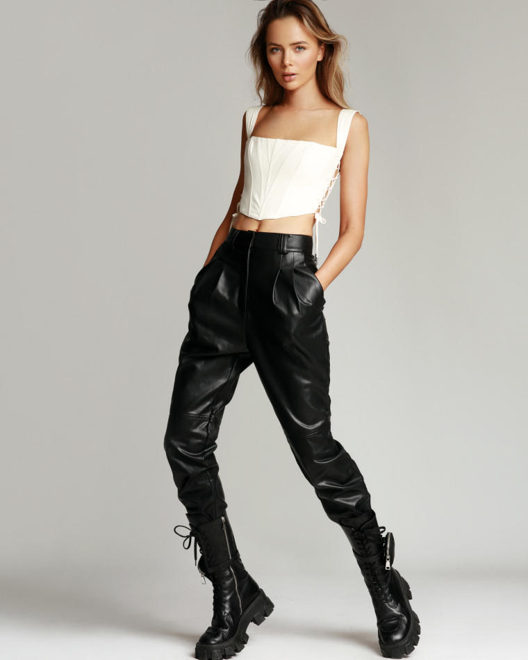 Jana Jung - fashion model portfolio photo 3