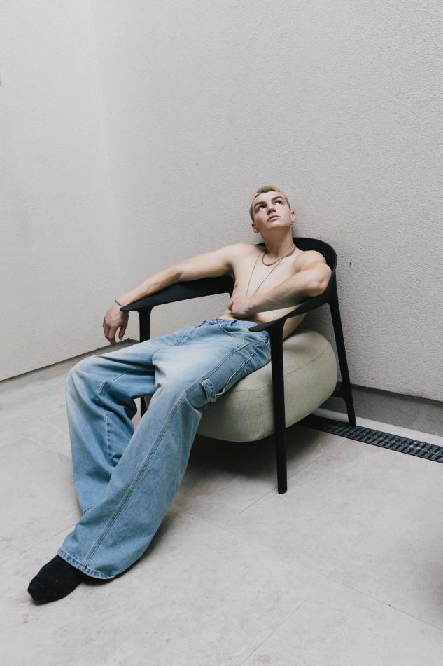Alex Brendon - fashion model portfolio photo 9