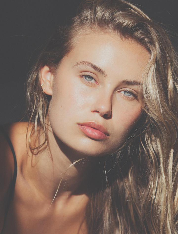 Elizabeth Jamrozy - fashion model portfolio photo 1
