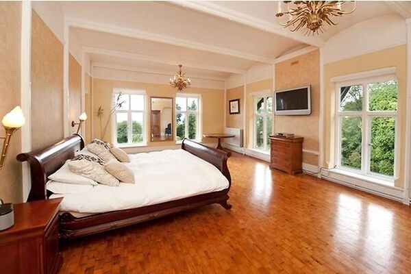 Mound Surrey EXCLUSIVE