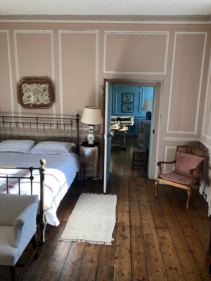 Queen Anne, Ashford, Kent