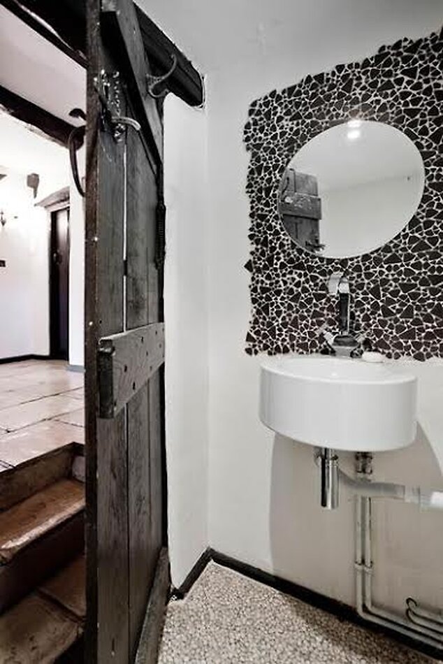 Period Mansion with quaint cottage feel- NW7