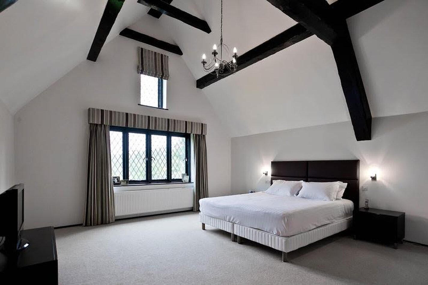 Period Mansion with quaint cottage feel- NW7