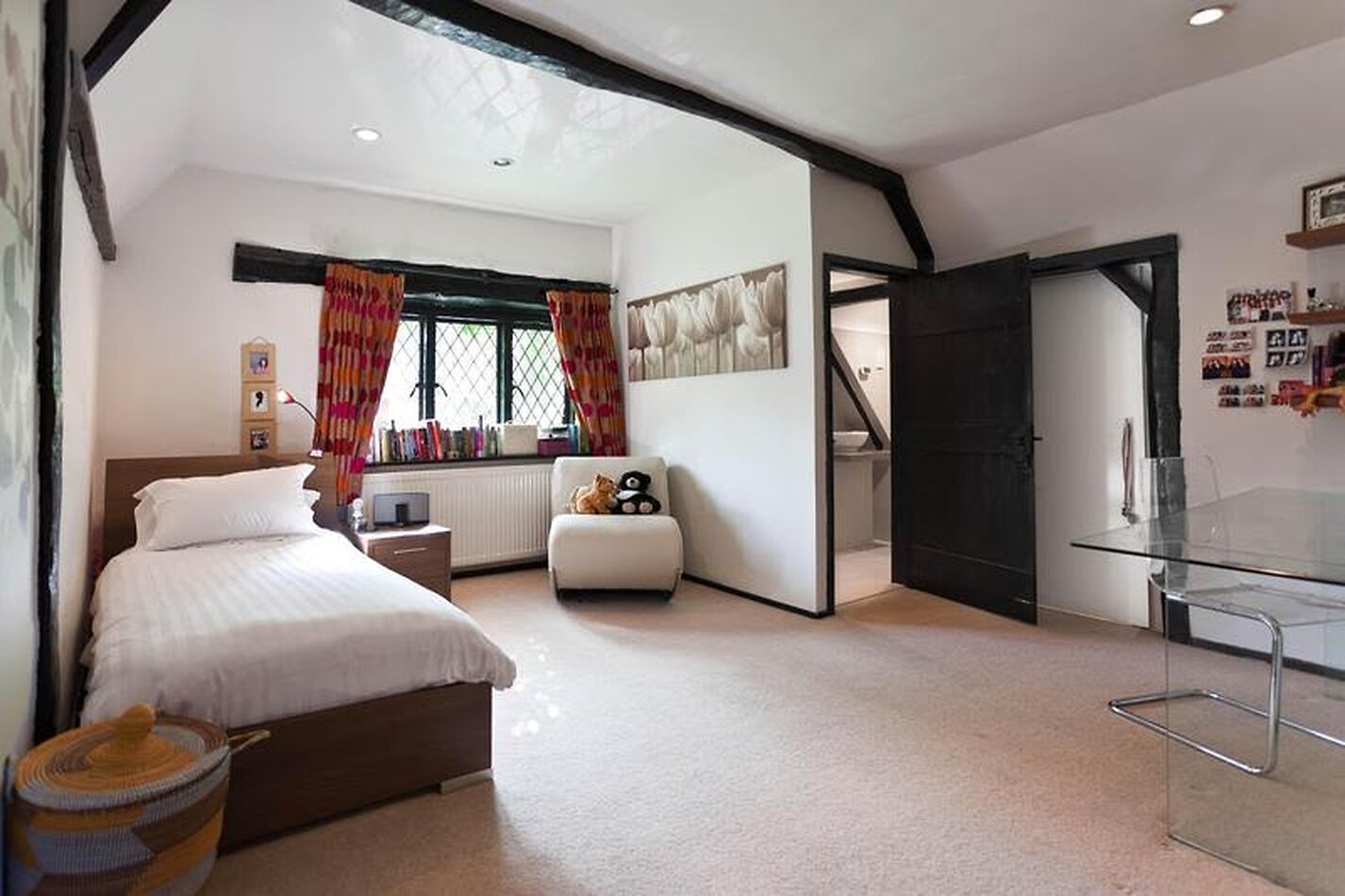 Period Mansion with quaint cottage feel- NW7