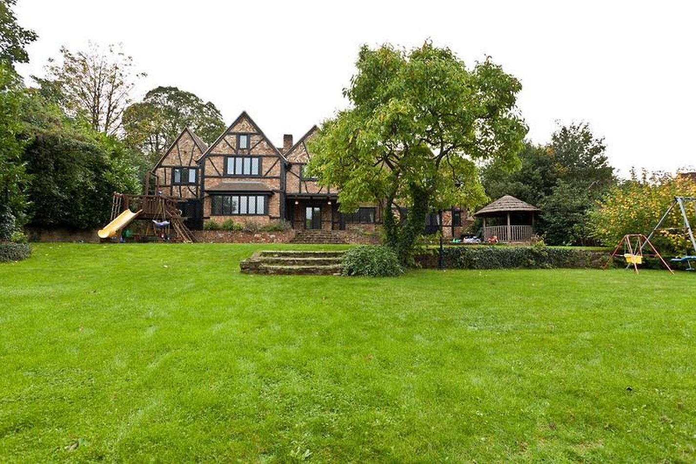 Period Mansion with quaint cottage feel- NW7