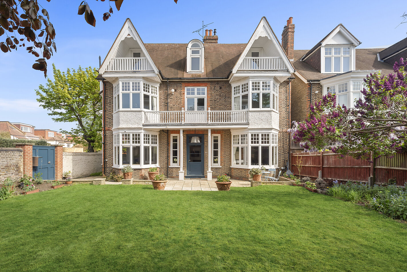 Corner House SW14