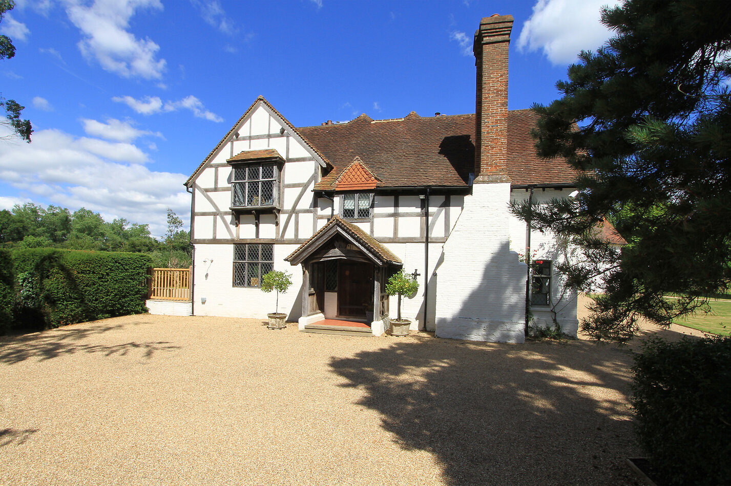 Lowe Manor GU6
