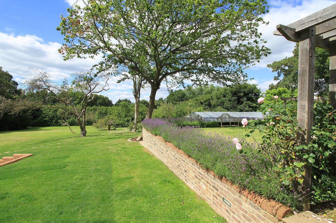 Lowe Manor GU6