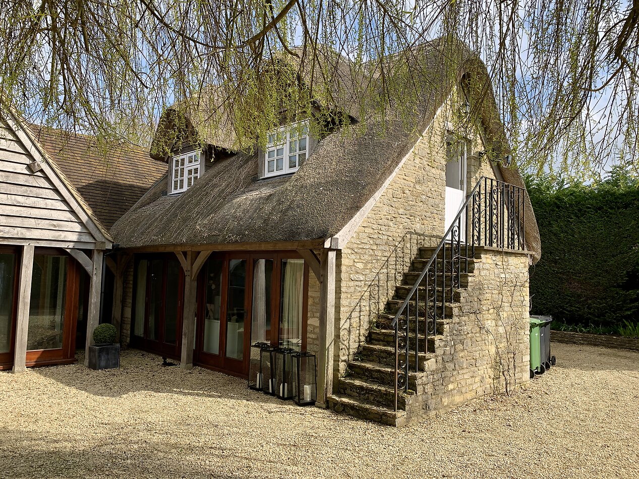 The Seaview Thatch - OX13