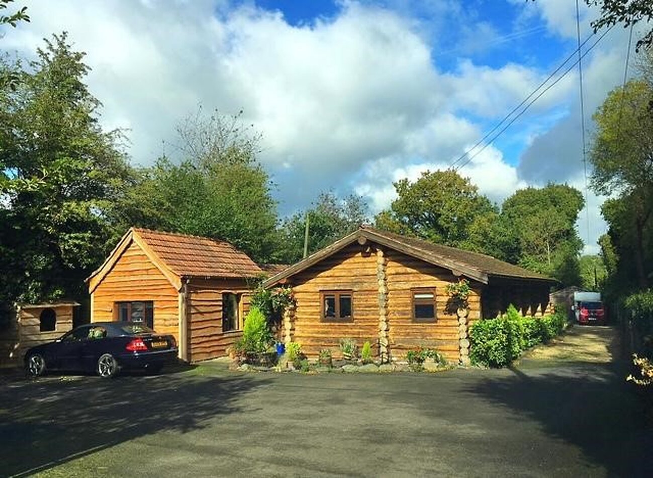 LOG CABIN - Sevenoaks